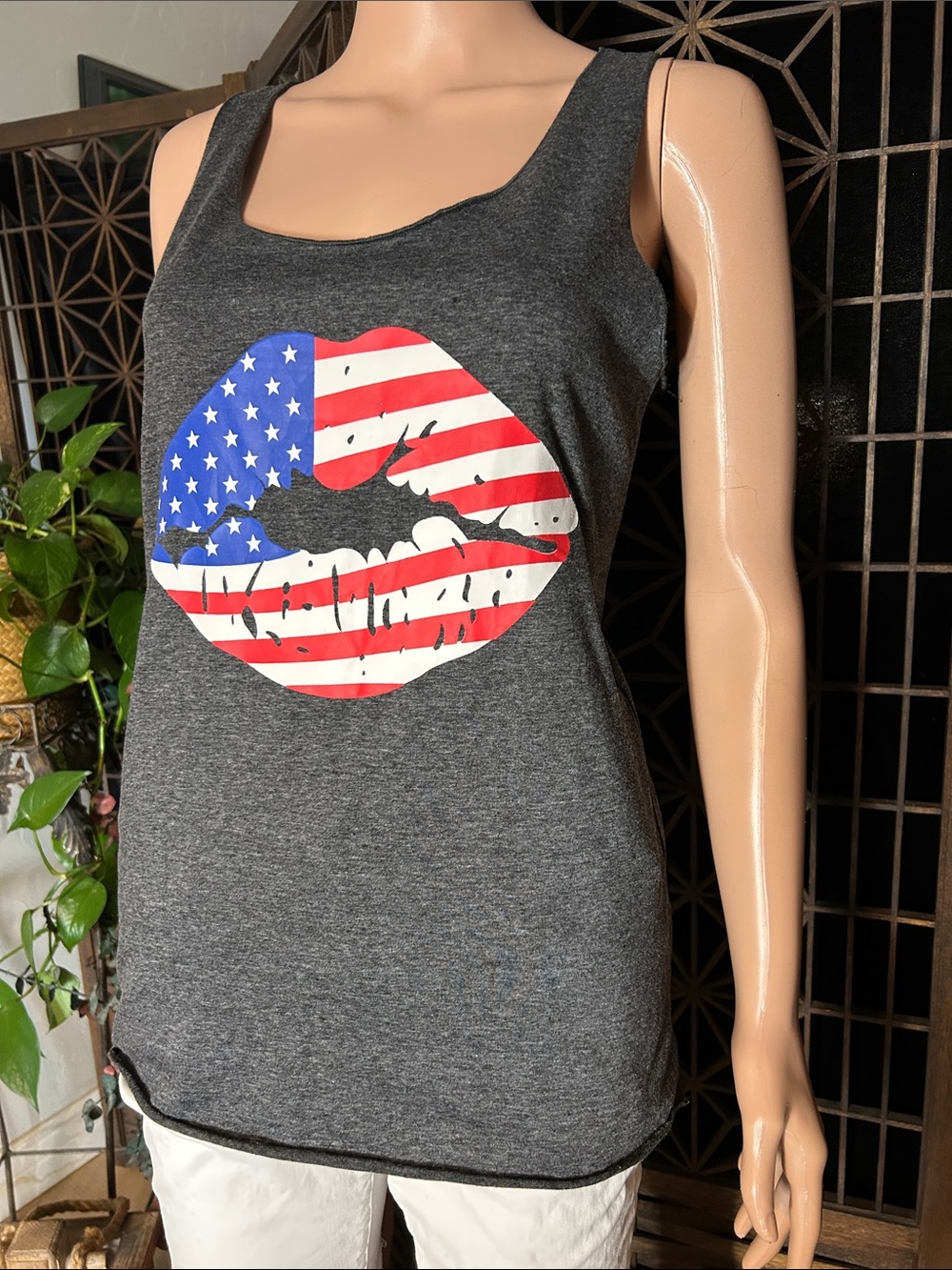 NWOT USA LIPS TANK TOP M - Picture 2 of 9